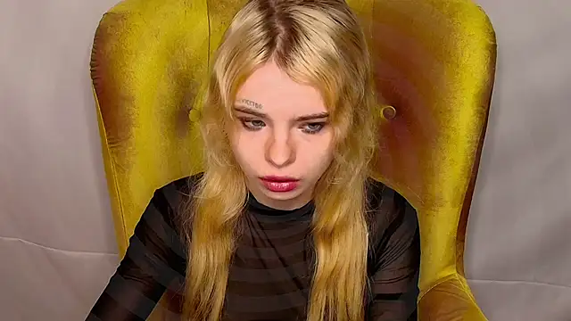 Snapshot of MisssLola chatting on October 26, 2:01 pm MisssLola online show from October 26, 2:01 pm