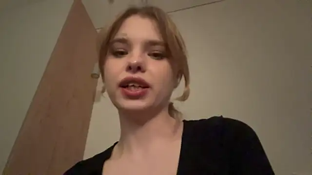Snapshot of MisssLola chatting on April 9, 5:07 pm MisssLola online show from April 9, 5:07 pm