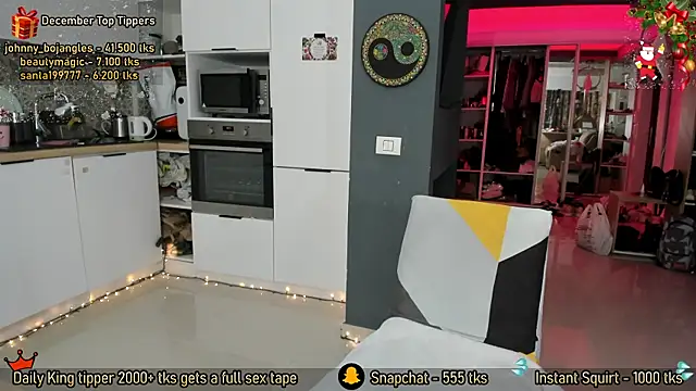 Snapshot of AmySuperHeroes chatting on December 19, 8:43 am AmySuperHeroes online show from December 19, 8:43 am