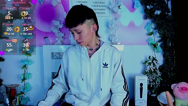 Snapshot of juniior_2311_ chatting on January 28, 10:23 pm juniior 2311 online show from January 28, 10:23 pm