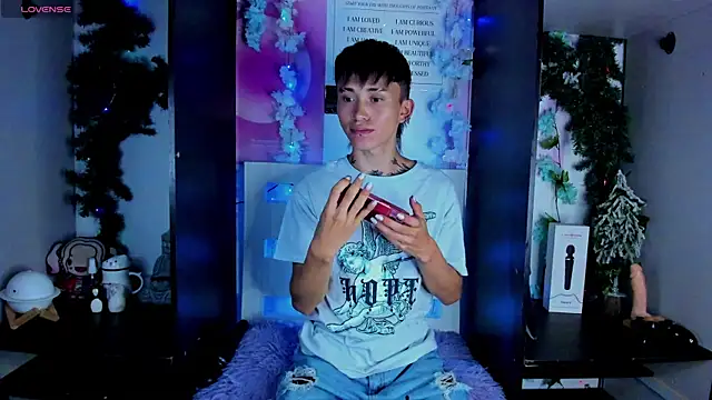 Snapshot of juniior_2311_ chatting on February 6, 12:22 am juniior 2311 online show from February 6, 12:22 am