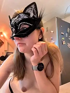 Snapshot of kleinelea123 chatting on April 7, 9:43 am kleinelea123 online show from April 7, 9:43 am