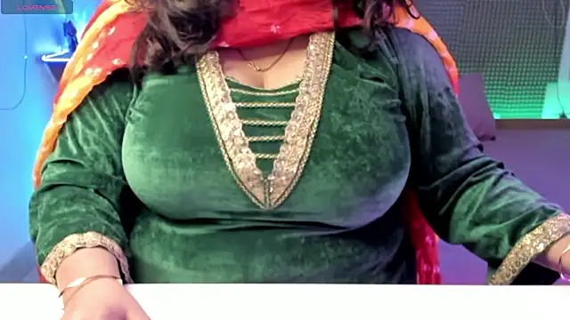 Snapshot of Gulabi_Queen chatting on December 11, 5:43 am Gulabi Queen online show from December 11, 5:43 am