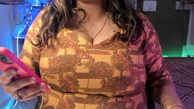 Snapshot of Gulabi_Queen chatting on February 2, 9:30 am Gulabi Queen online show from February 2, 9:30 am