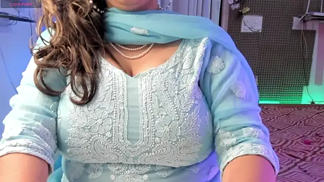 Snapshot of Gulabi_Queen chatting on February 14, 4:20 pm Gulabi Queen online show from February 14, 4:20 pm