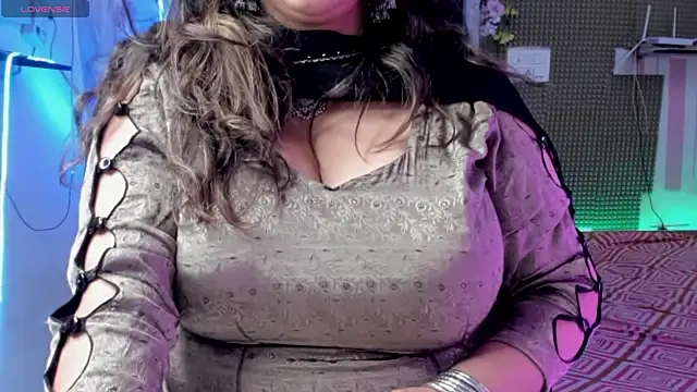 Snapshot of Gulabi_Queen chatting on February 26, 5:31 am Gulabi Queen online show from February 26, 5:31 am