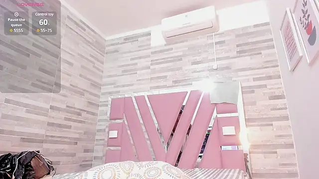 Snapshot of ebony_march chatting on December 19, 6:23 pm ebony march online show from December 19, 6:23 pm