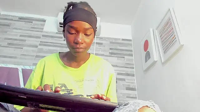 Snapshot of ebony_march chatting on October 29, 6:42 pm ebony march online show from October 29, 6:42 pm