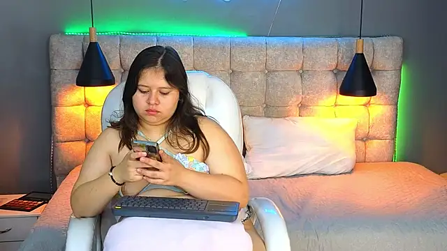 Laia and Aloby online show from January 17, 3:32 pm