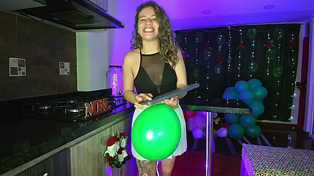 Snapshot of oriana_thomson2 chatting on December 27, 2:36 am oriana thomson2 online show from December 27, 2:36 am
