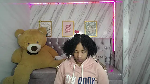 Snapshot of Violeth_b chatting on September 19, 12:50 pm Violeth b online show from September 19, 12:50 pm