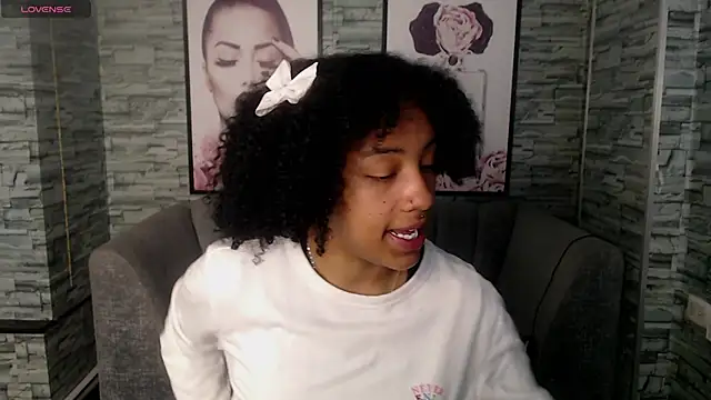 Snapshot of Violeth_b chatting on October 3, 12:46 pm Violeth b online show from October 3, 12:46 pm