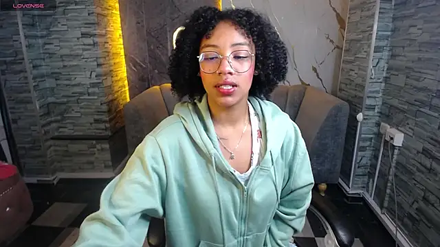 Snapshot of Violeth_b chatting on October 9, 12:47 pm Violeth b online show from October 9, 12:47 pm