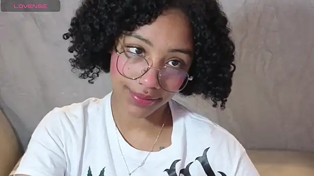 Snapshot of Violeth_b chatting on October 15, 12:49 pm Violeth b online show from October 15, 12:49 pm