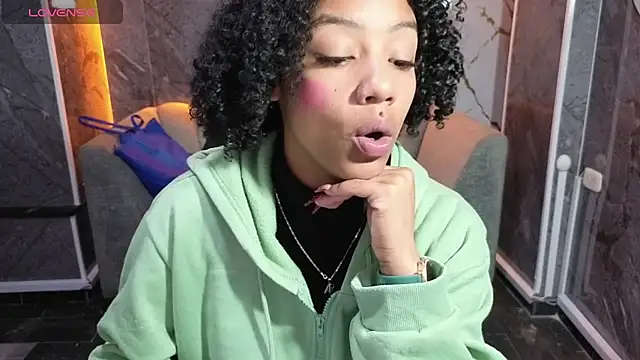 Snapshot of Violeth_b chatting on October 22, 12:49 pm Violeth b online show from October 22, 12:49 pm