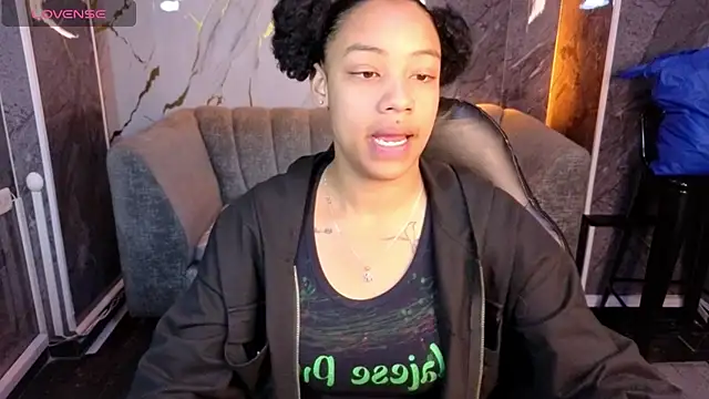 Snapshot of Violeth_b chatting on October 31, 12:50 pm Violeth b online show from October 31, 12:50 pm