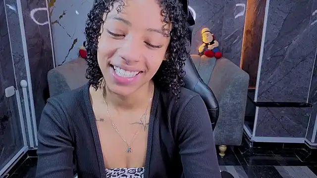 Snapshot of Violeth_b chatting on May 7, 12:54 pm Violeth b online show from May 7, 12:54 pm