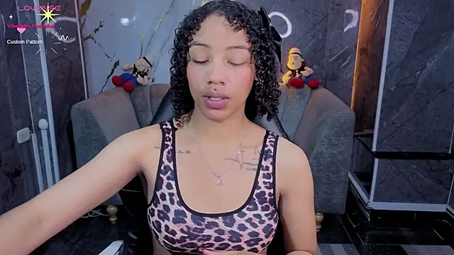 Snapshot of Violeth_b chatting on May 11, 2:45 pm Violeth b online show from May 11, 2:45 pm