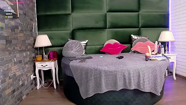 Snapshot of SelenSummer chatting on February 9, 6:22 am SelenSummer online show from February 9, 6:22 am