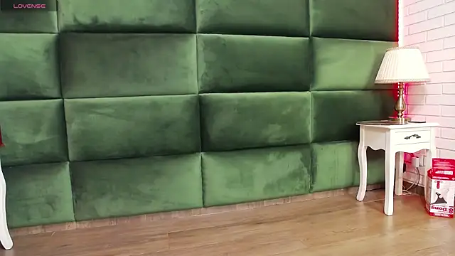 Snapshot of SelenSummer chatting on September 27, 4:06 am SelenSummer online show from September 27, 4:06 am