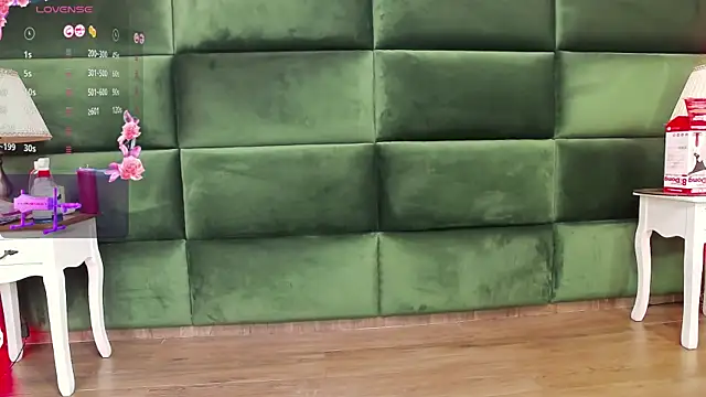 Snapshot of SelenSummer chatting on October 2, 3:57 am SelenSummer online show from October 2, 3:57 am