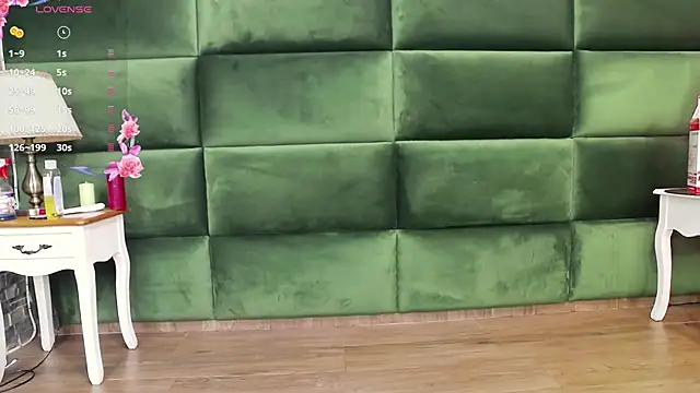 Snapshot of SelenSummer chatting on October 8, 4:10 am SelenSummer online show from October 8, 4:10 am