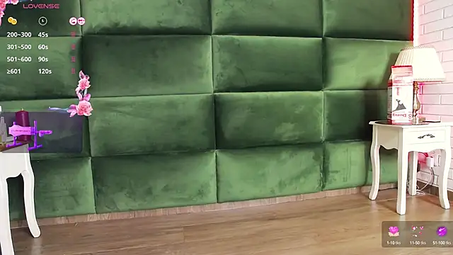 Snapshot of SelenSummer chatting on October 10, 4:11 am SelenSummer online show from October 10, 4:11 am