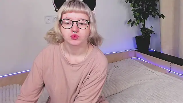 Snapshot of EdythElswick chatting on April 1, 4:24 am EdythElswick online show from April 1, 4:24 am