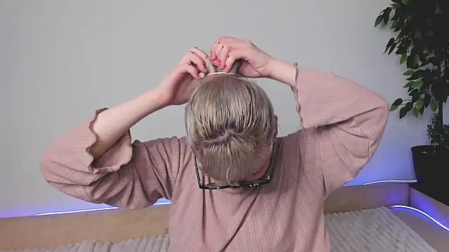 Snapshot of EdythElswick chatting on April 1, 1:41 pm EdythElswick online show from April 1, 1:41 pm