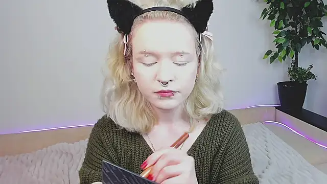 Snapshot of EdythElswick chatting on April 4, 4:55 am EdythElswick online show from April 4, 4:55 am