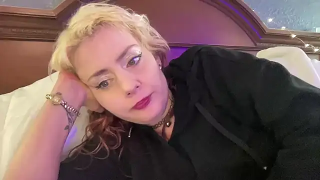 Snapshot of SkarlettRose96 chatting on April 23, 7:49 pm SkarlettRose96 online show from April 23, 7:49 pm