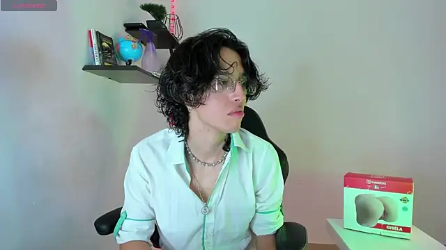 Snapshot of manu_vera chatting on October 19, 2:45 am manu vera online show from October 19, 2:45 am