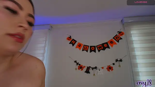 Snapshot of venusleroy_ chatting on October 7, 9:12 pm venusleroy  online show from October 7, 9:12 pm