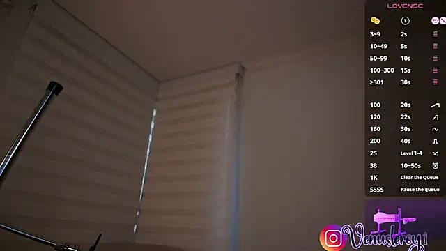 venusleroy  online show from November 15, 9:54 pm