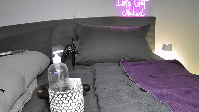 Sissy-Bee online show from October 28, 7:05 pm