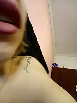 Snapshot of couple2000 chatting on February 26, 6:43 pm couple2000 online show from February 26, 6:43 pm