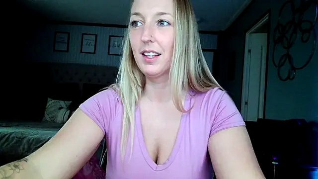 Snapshot of lucyallen4201 chatting on December 9, 8:12 pm lucyallen4201 online show from December 9, 8:12 pm