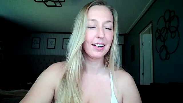 Snapshot of lucyallen4201 chatting on December 11, 7:14 pm lucyallen4201 online show from December 11, 7:14 pm