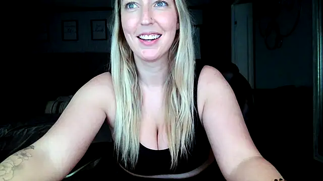 Snapshot of lucyallen4201 chatting on December 20, 7:39 pm lucyallen4201 online show from December 20, 7:39 pm