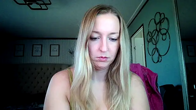 Snapshot of lucyallen4201 chatting on January 29, 8:35 pm lucyallen4201 online show from January 29, 8:35 pm