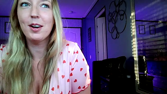 Snapshot of lucyallen4201 chatting on February 14, 1:18 pm lucyallen4201 online show from February 14, 1:18 pm