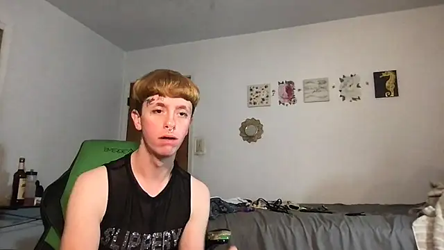 Snapshot of twentywithafelonyy chatting on December 17, 6:47 pm twentywithafelonyy online show from December 17, 6:47 pm