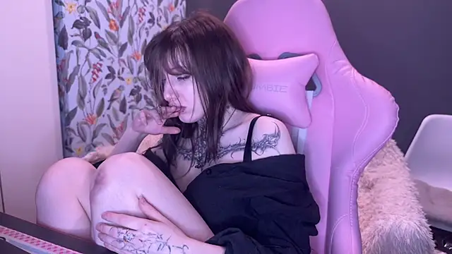 moundliicht1 online show from May 4, 9:11 pm