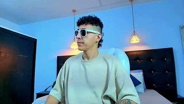 Lobo 17  online show from March 23, 4:05 am