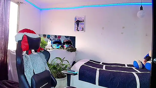 Snapshot of twink_sebas_ chatting on December 20, 2:24 pm twink sebas online show from December 20, 2:24 pm