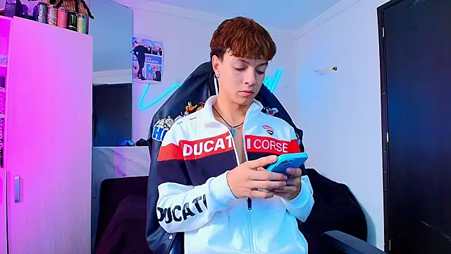 Snapshot of twink_sebas_ chatting on February 7, 6:33 pm twink sebas online show from February 7, 6:33 pm