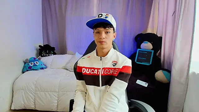 Snapshot of twink_sebas_ chatting on May 3, 4:13 pm twink sebas online show from May 3, 4:13 pm