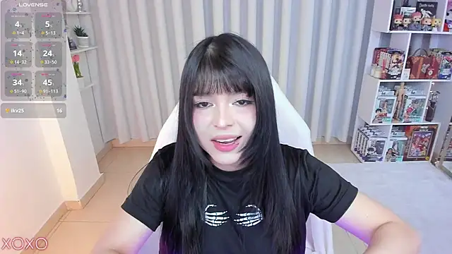 Snapshot of misshoneyxxx chatting on April 12, 4:17 am misshoneyxxx online show from April 12, 4:17 am
