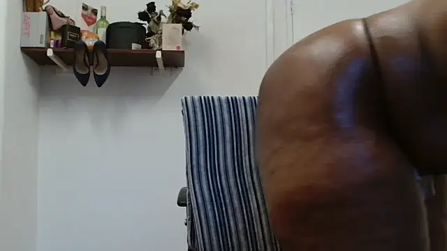 Snapshot of xTALLSEXYBUMx chatting on October 14, 3:51 am xTALLSEXYBUMx online show from October 14, 3:51 am