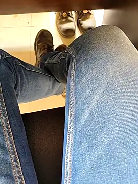 Snapshot of Ishan003 chatting on March 8, 9:57 am Ishan003 online show from March 8, 9:57 am